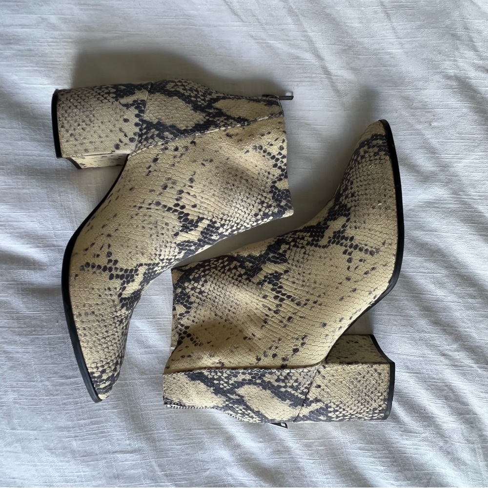 Steve Madden Snake Skin Booties Size 9.5